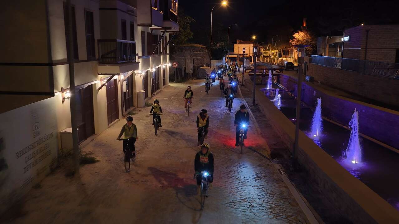 Konya’da pazartesi akşamlarının yeni geleneği! Yüzlerce yıllık tarihe pedal çevirdiler 4